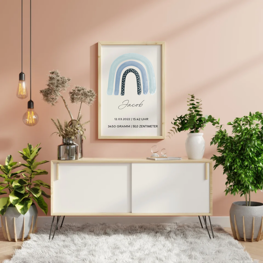 Gerahmtes Regenbogen-Geburtsposter mit Babynamen und Geburtsdaten auf Sideboard