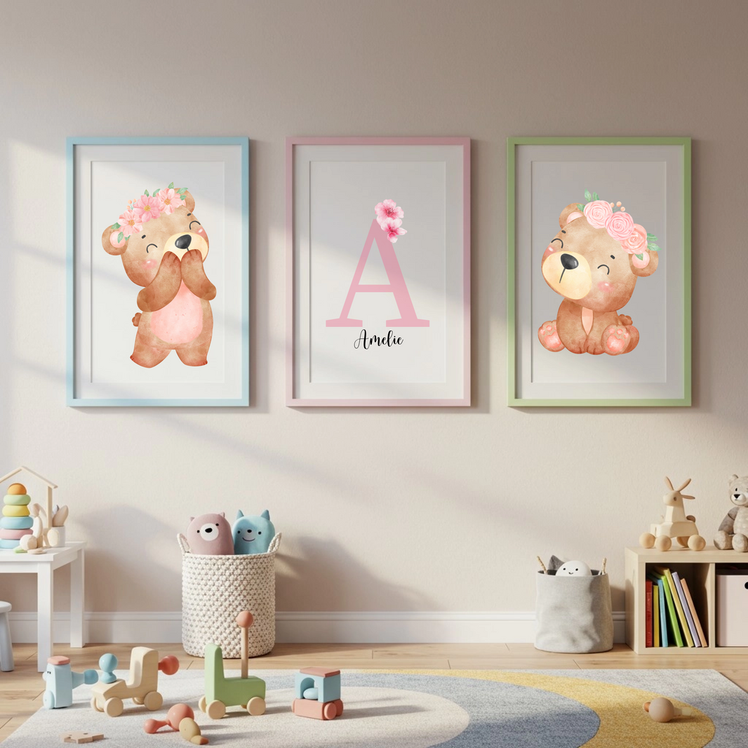 Warmes 3er-Poster-Set fürs Kinderzimmer mit Aquarellbär und Monogramm