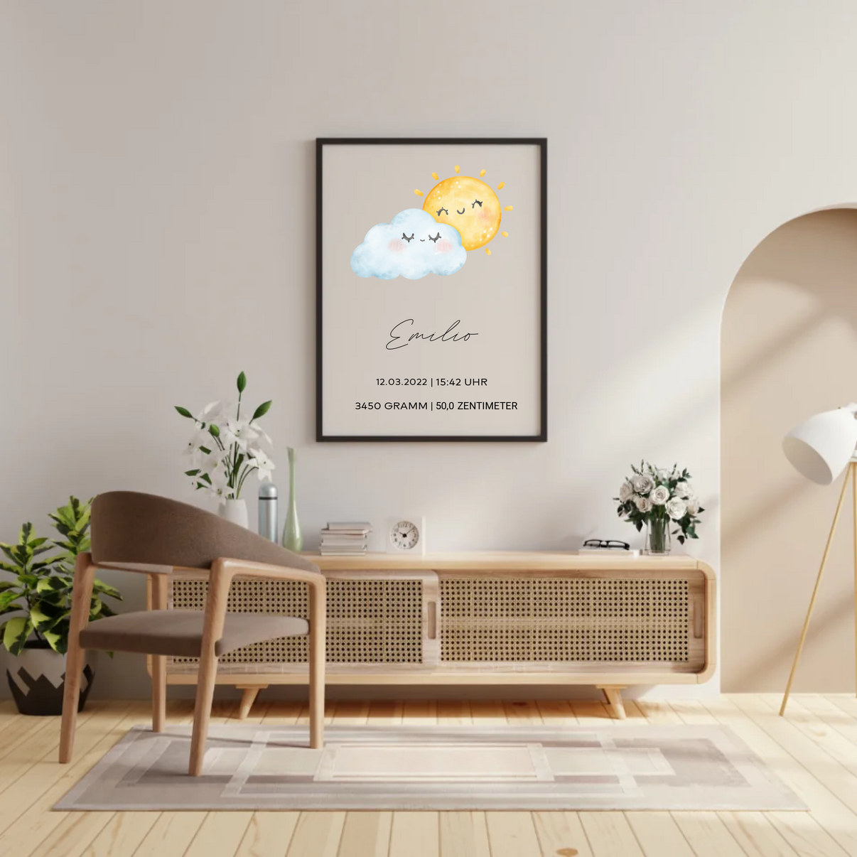 Fotorealistisches Mockup des personalisierten Geburtsposters 'Sonne & Wolke' an der Wand