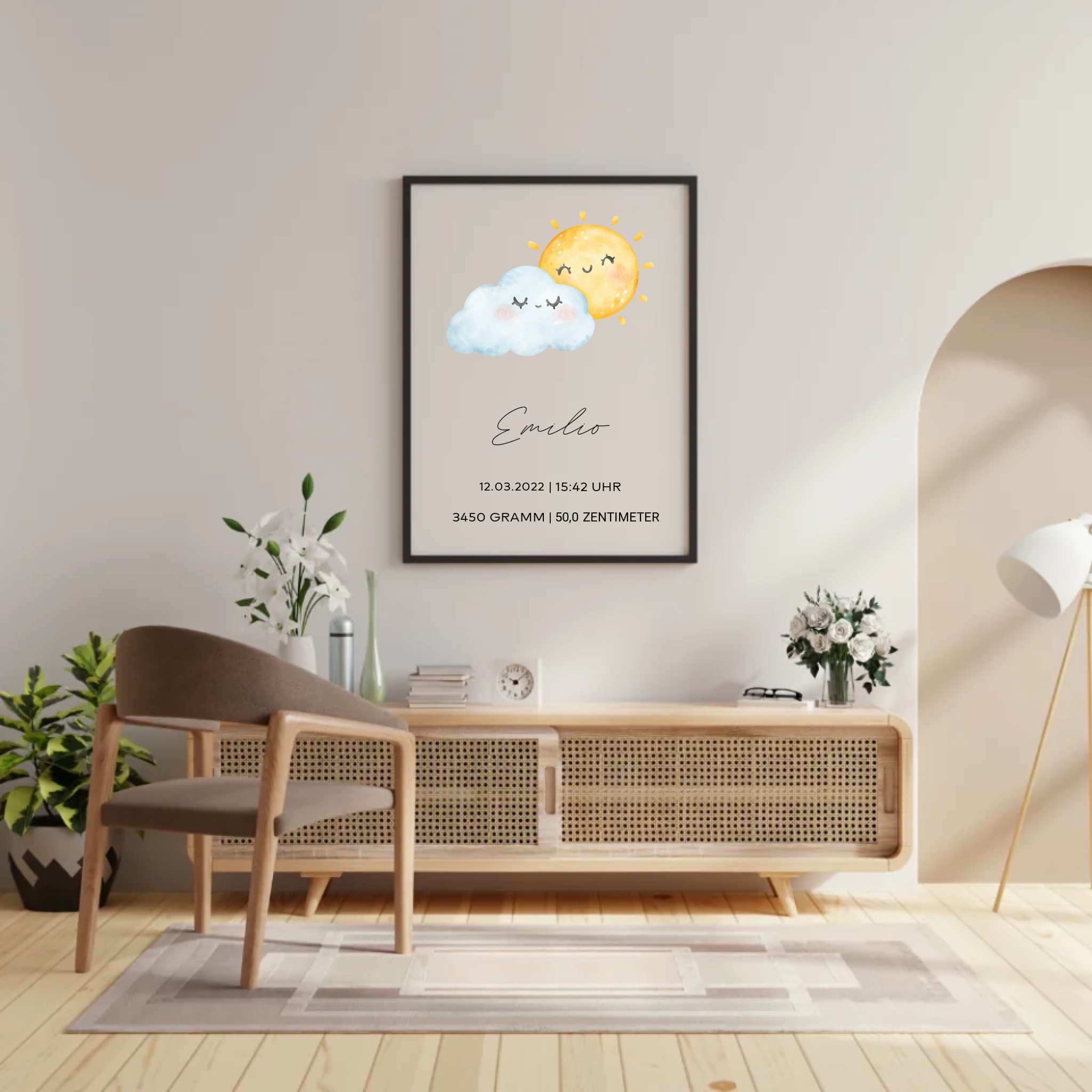 Fotorealistisches Mockup des personalisierten Geburtsposters 'Sonne & Wolke' an der Wand