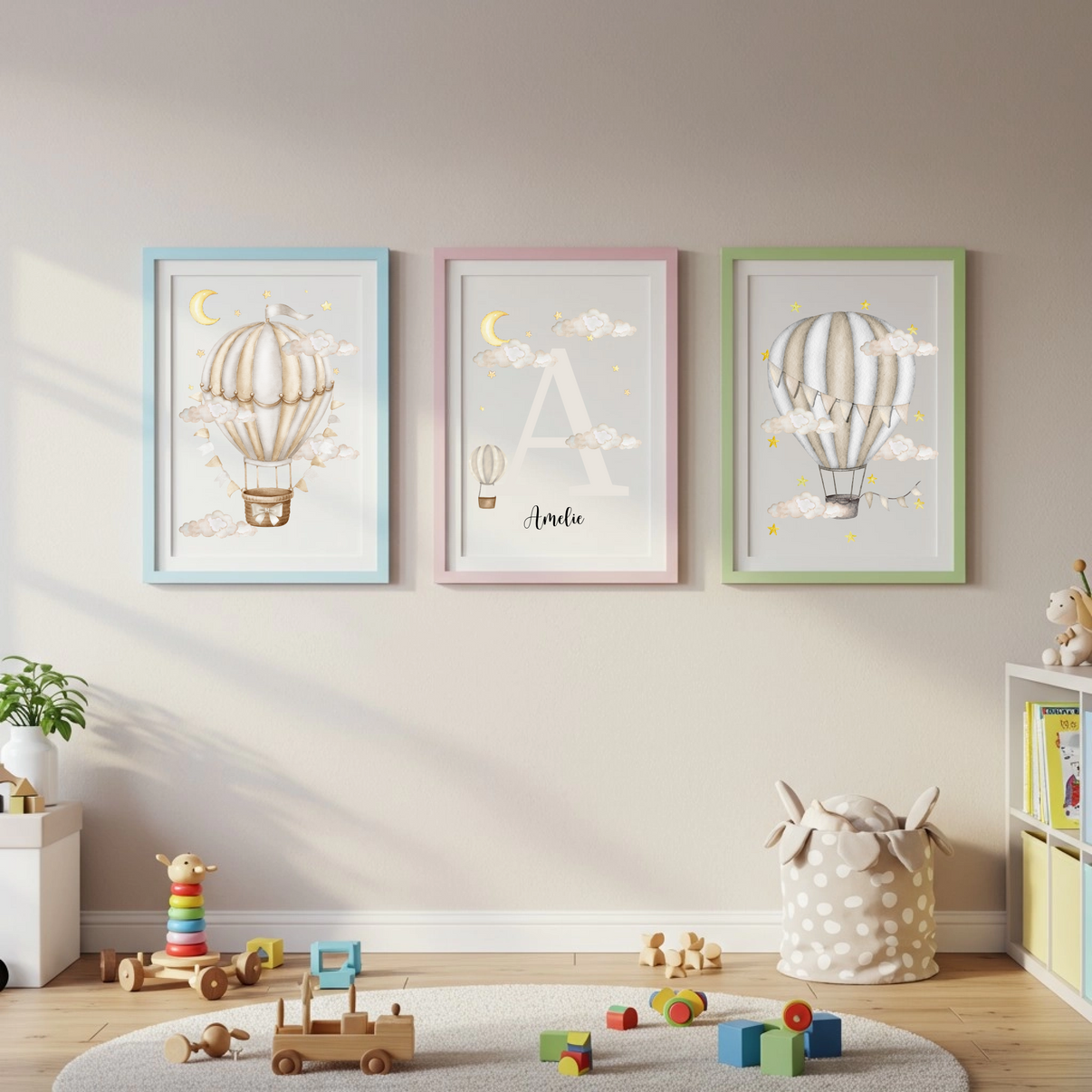 Drei gerahmte Ballon-Poster im Kinderzimmer von Geschenkfabrik24