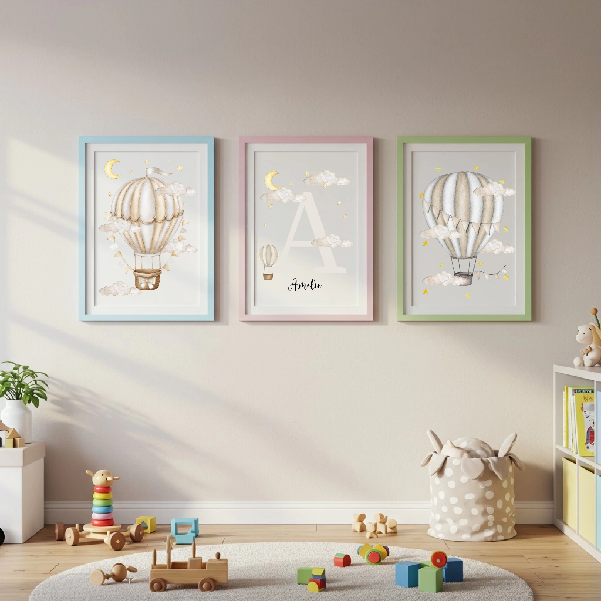 Drei gerahmte Ballon-Poster im Kinderzimmer von Geschenkfabrik24