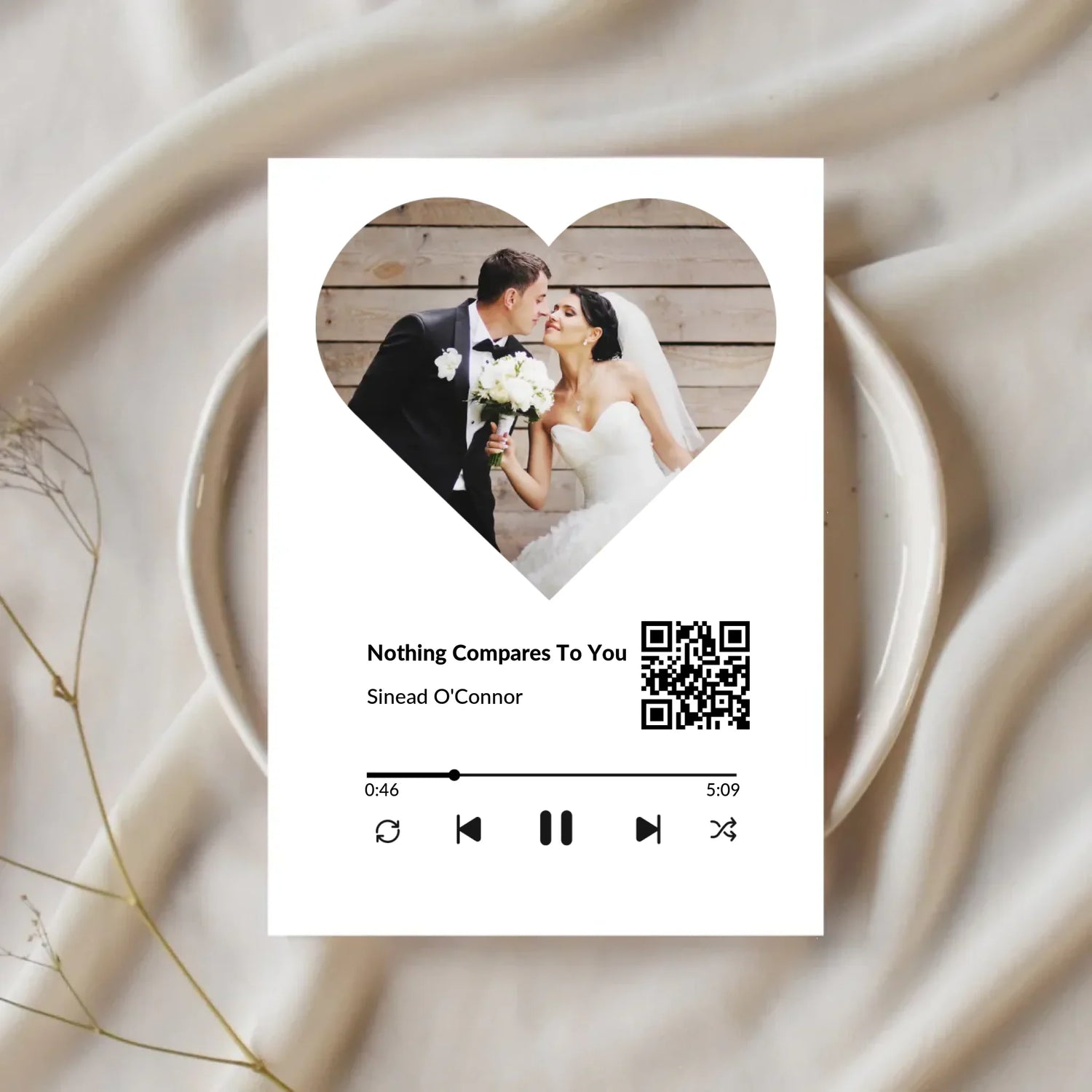 Ein Hochzeitsgeschenkposter mit einem Foto und dem Lieblingssong, der als Spotify Song mit QR Code angezeigt wird