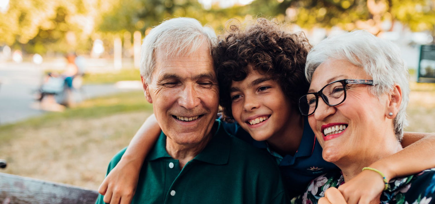 Geschenke zur Goldenen Hochzeit - Oma und Opa mit Enkelsohn
