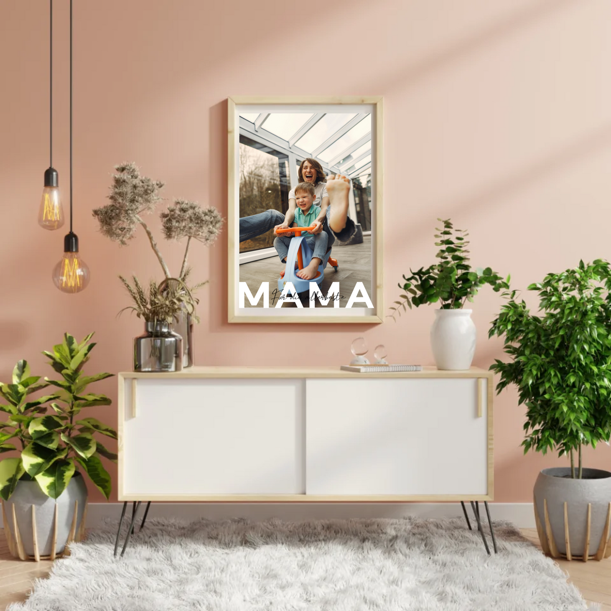 Gerahmtes Fotoposter 'Mama' mit fröhlichem Mutter-Kind-Moment