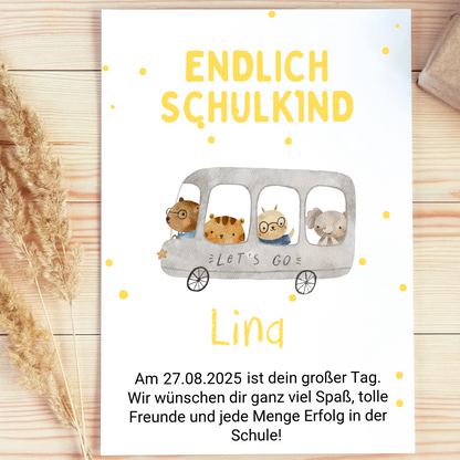 Poster »Endlich Schulkind« mit Aquarell-Tierbus und gelber Schrift