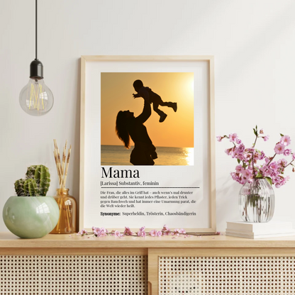 Gerahmtes Definition Poster 'Mama' mit Mutter-Kind-Silhouette am Strand