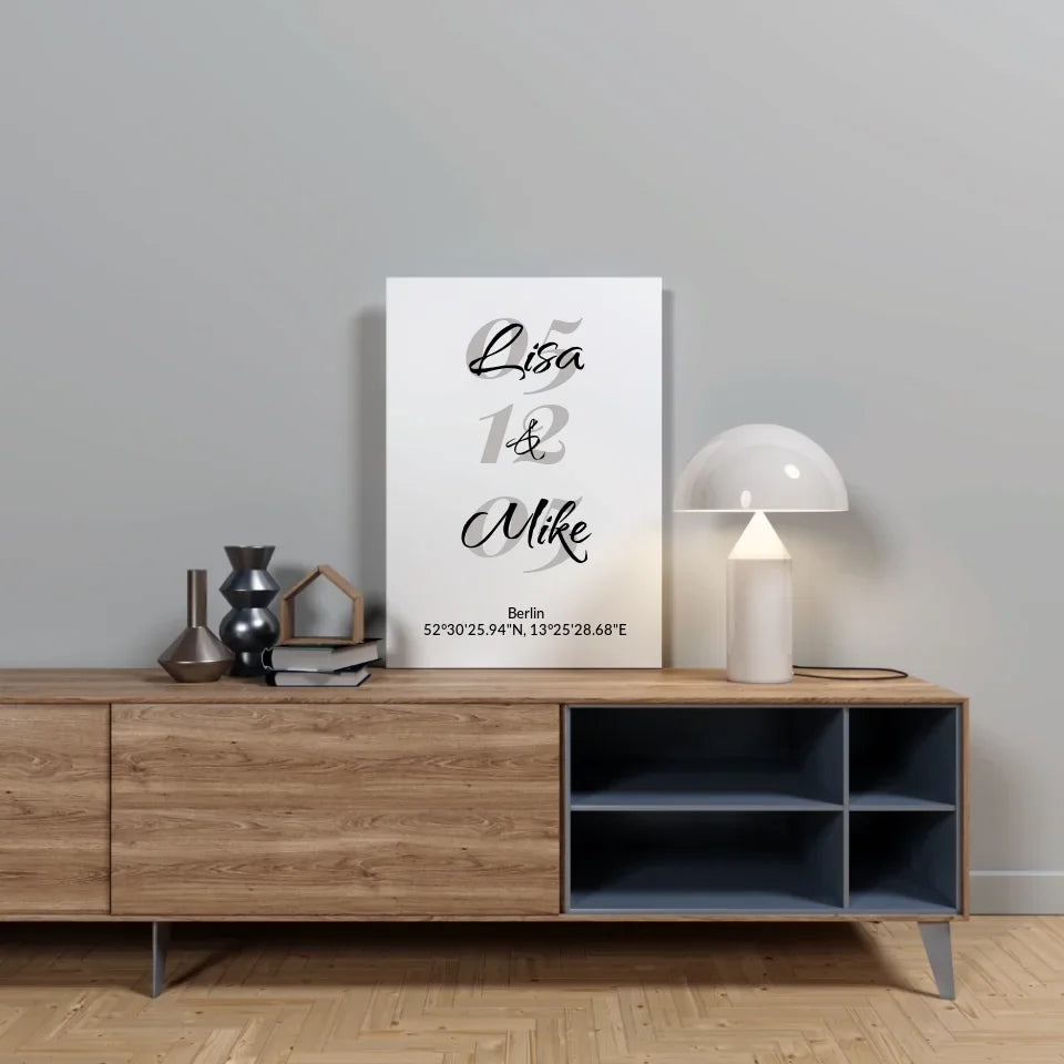 Zwei Namen in stilvoller Typografie über Ortskoordinaten