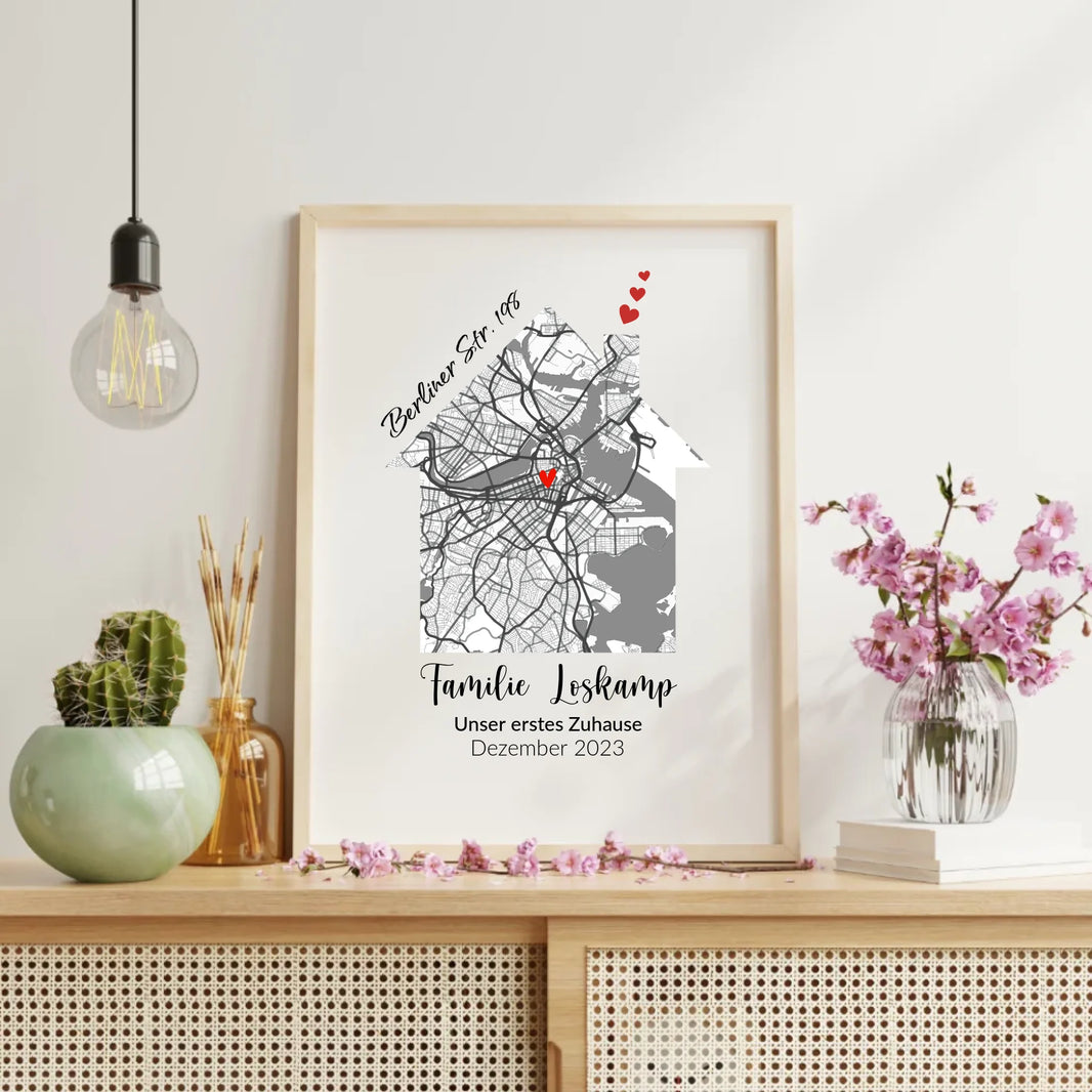 Personalisierte Stadtkarte in Hausform mit Familiennamen und Herzsymbol als Einzugsgeschenk.