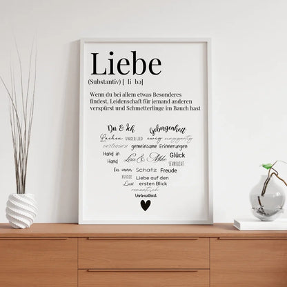 Wandposter mit liebevoller Definition und Herzdesign an einer zarten Wand