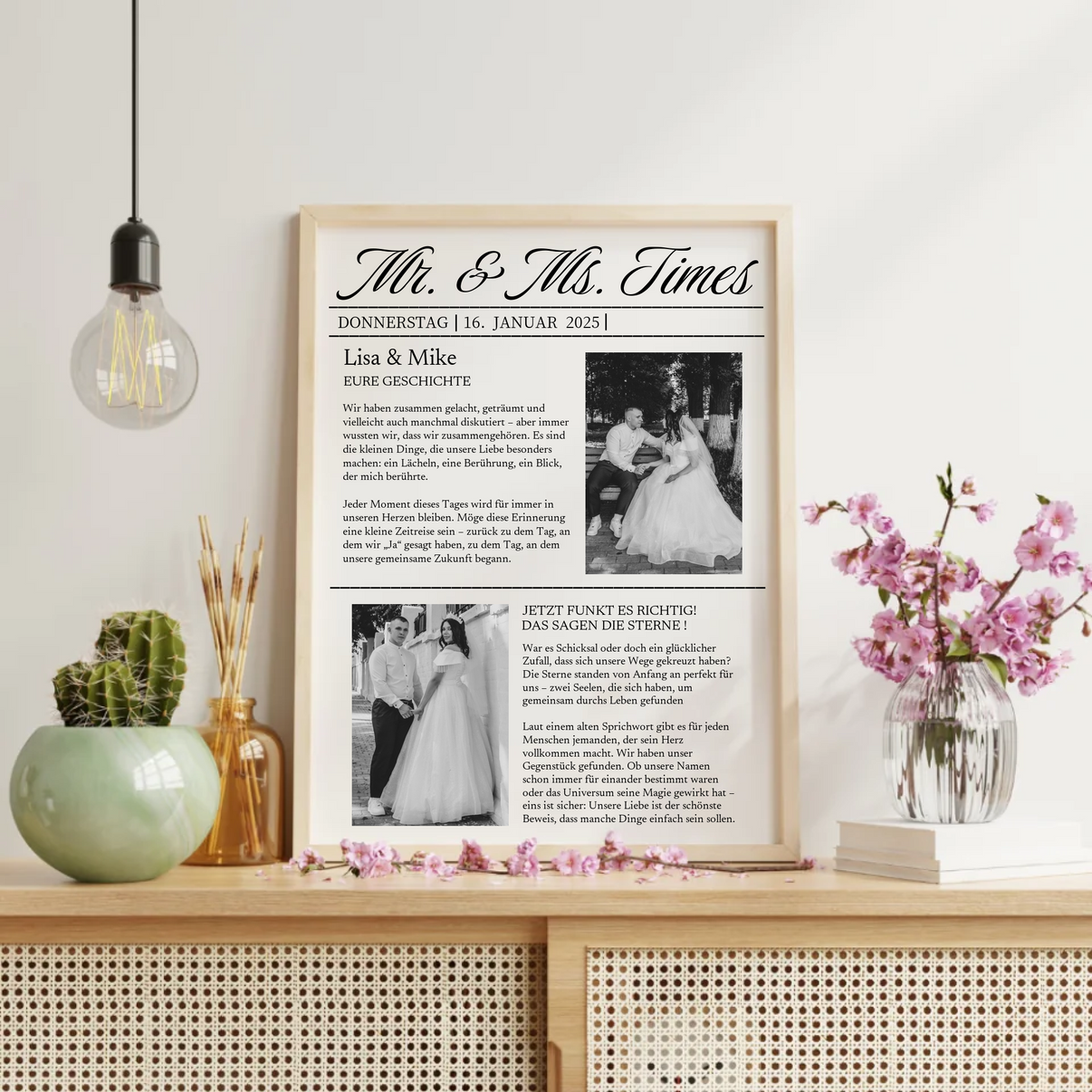 Wohnzimmer mit personalisiertem Hochzeits-Poster von Geschenkfabrik24 an der Wand