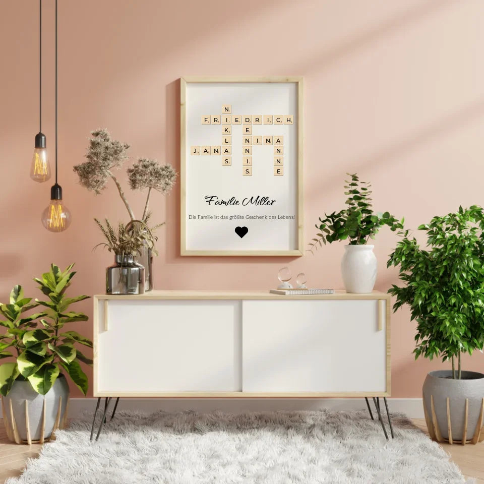 Personalisierte Scrabble-Wanddekoration mit Familiennamen und Herzsymbol.