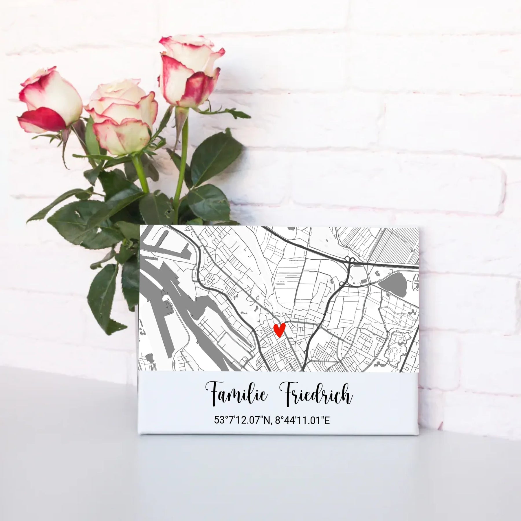 Personalisierte Stadtkarte mit Herzsymbol, individuellen Koordinaten und anpassbarem Familiennamen – ideales Geschenk zur Hochzeit oder für die Familie.